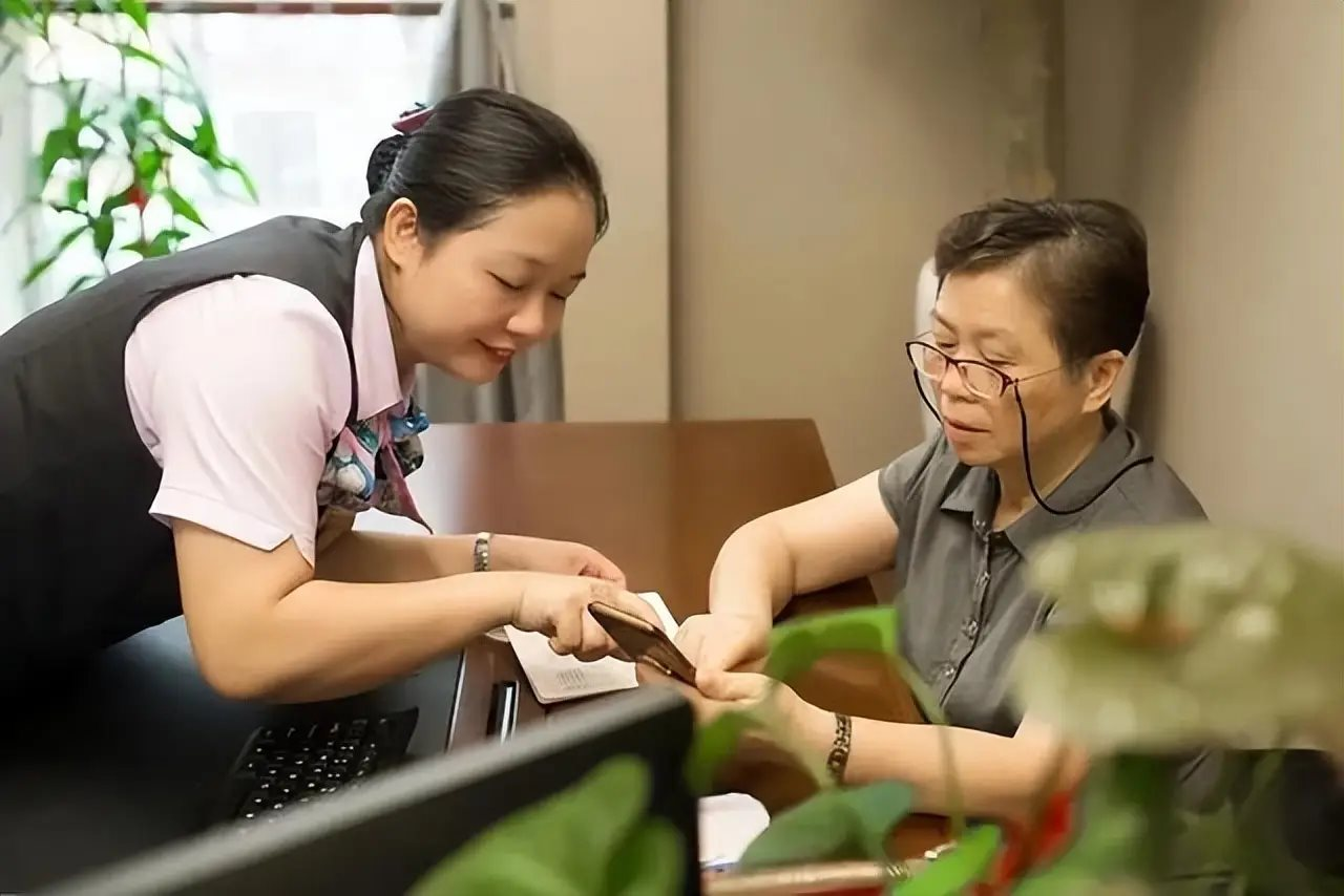 Biết là lừa đảo nhưng vẫn cho doanh nhân U70 chuyển tiền, nữ nhân viên ngân hàng trúng lớn và được tuyên dương