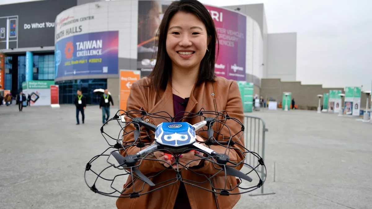 Vì sao những người nhặt drone bị rơi mang về nhà lại không thể sử dụng được?