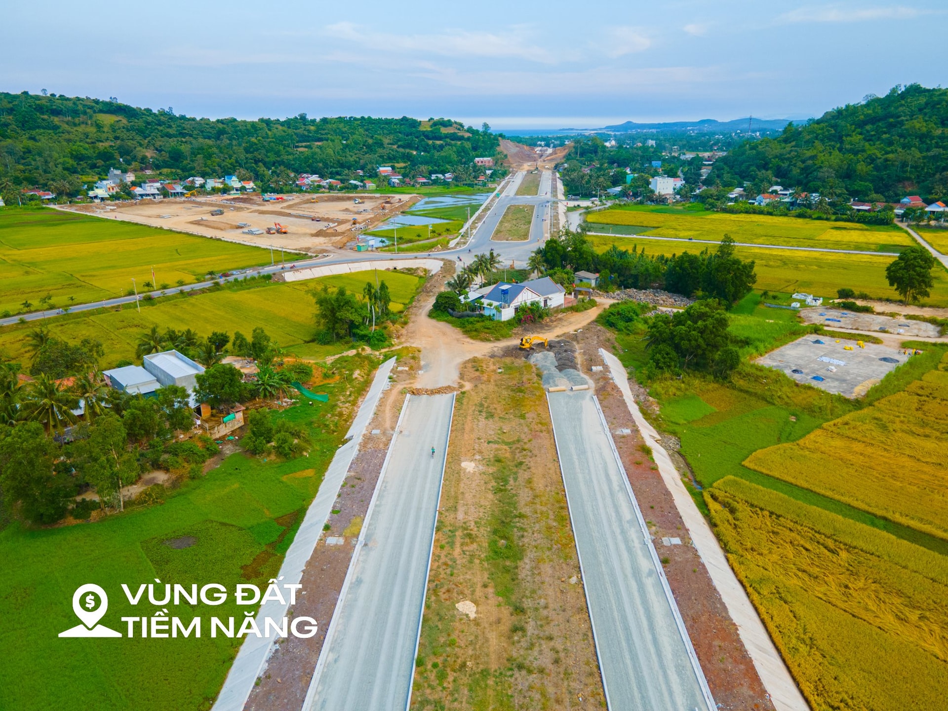 Toàn cảnh tuyến đường đang xây dựng qua “thiên đường hải sản”, đang được mời gọi đầu tư 2 dự án 5.700 tỷ đồng