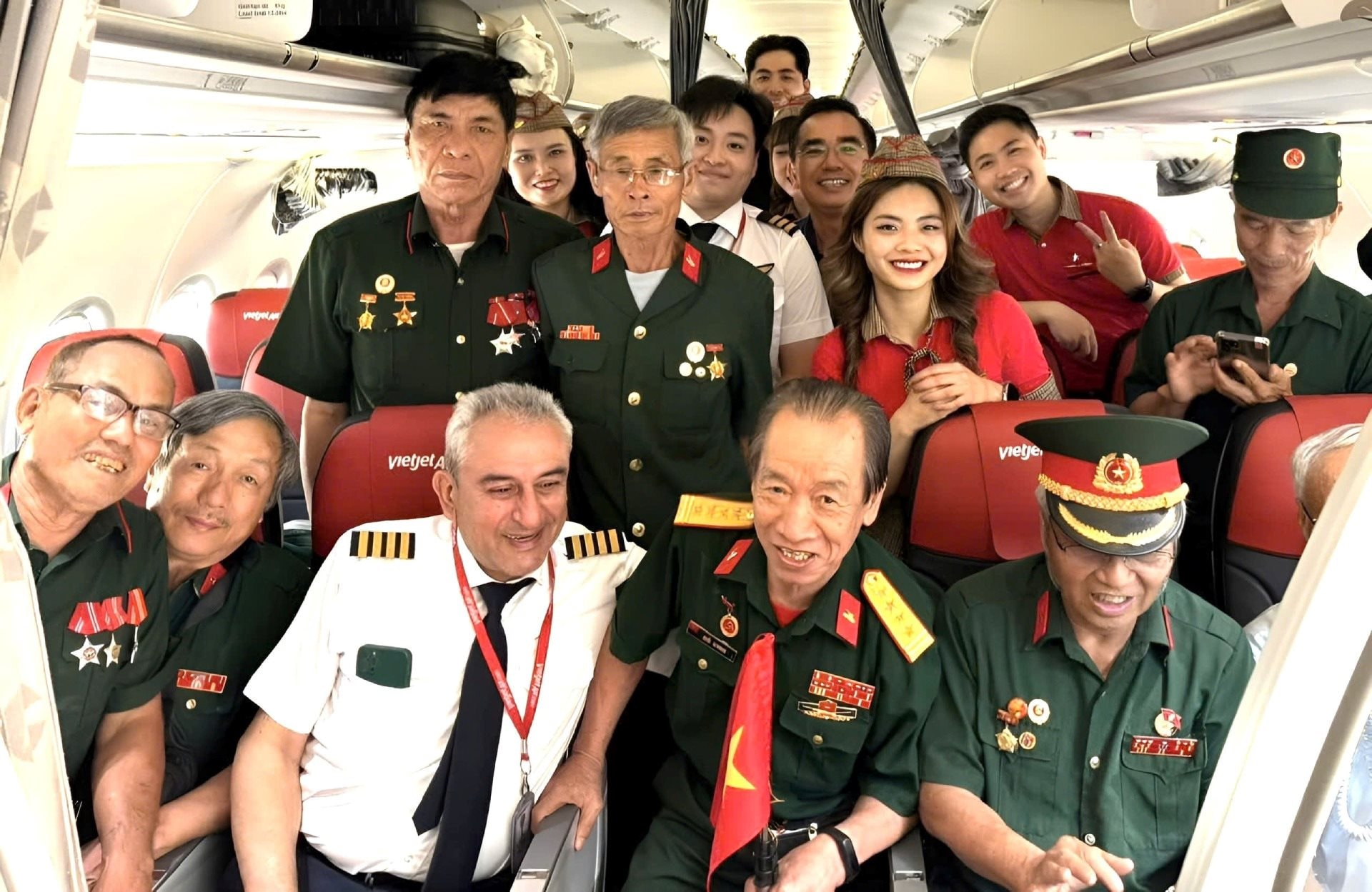 Đoàn khách đặc biệt đi máy bay của tỷ phú Nguyễn Thị Phương Thảo và hành động bất ngờ của đoàn tiếp viên