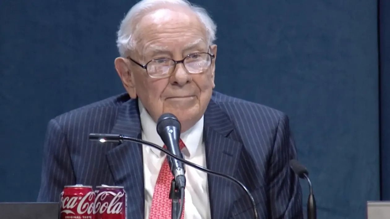 Warren Buffett: Mới đi làm đừng quan tâm tới lương, thay vào đó hãy tập trung vào một 'yếu tố cực kỳ quan trọng' khác