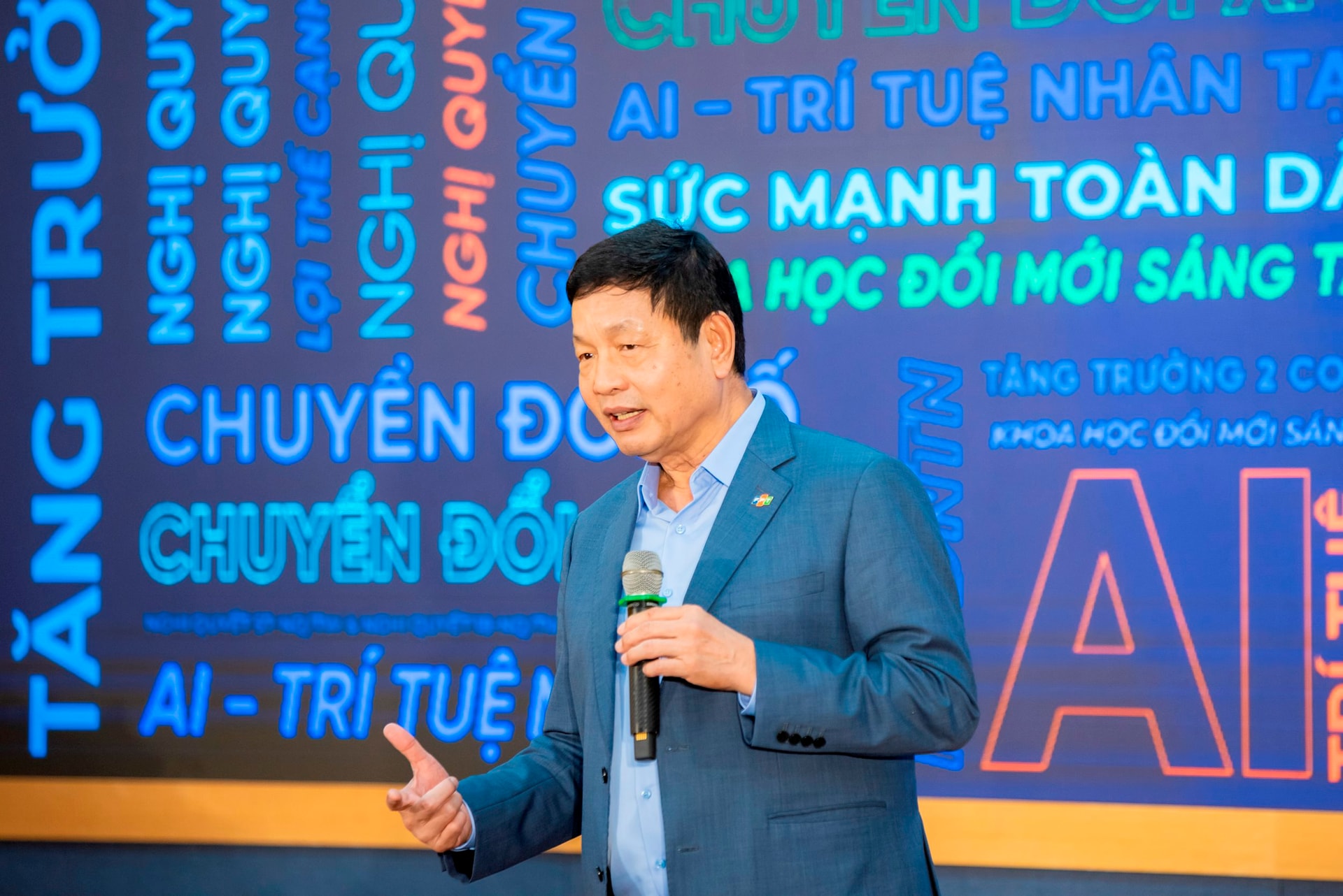 ong-truong-gia-binh-chu-tich-hdqt-tap-doan-fpt-khang-dinh-nhan-luc-la-nong-cot-cho-su-phat-trien-quoc-gia-trong-ky-nguyen-vuon-minh..jpg