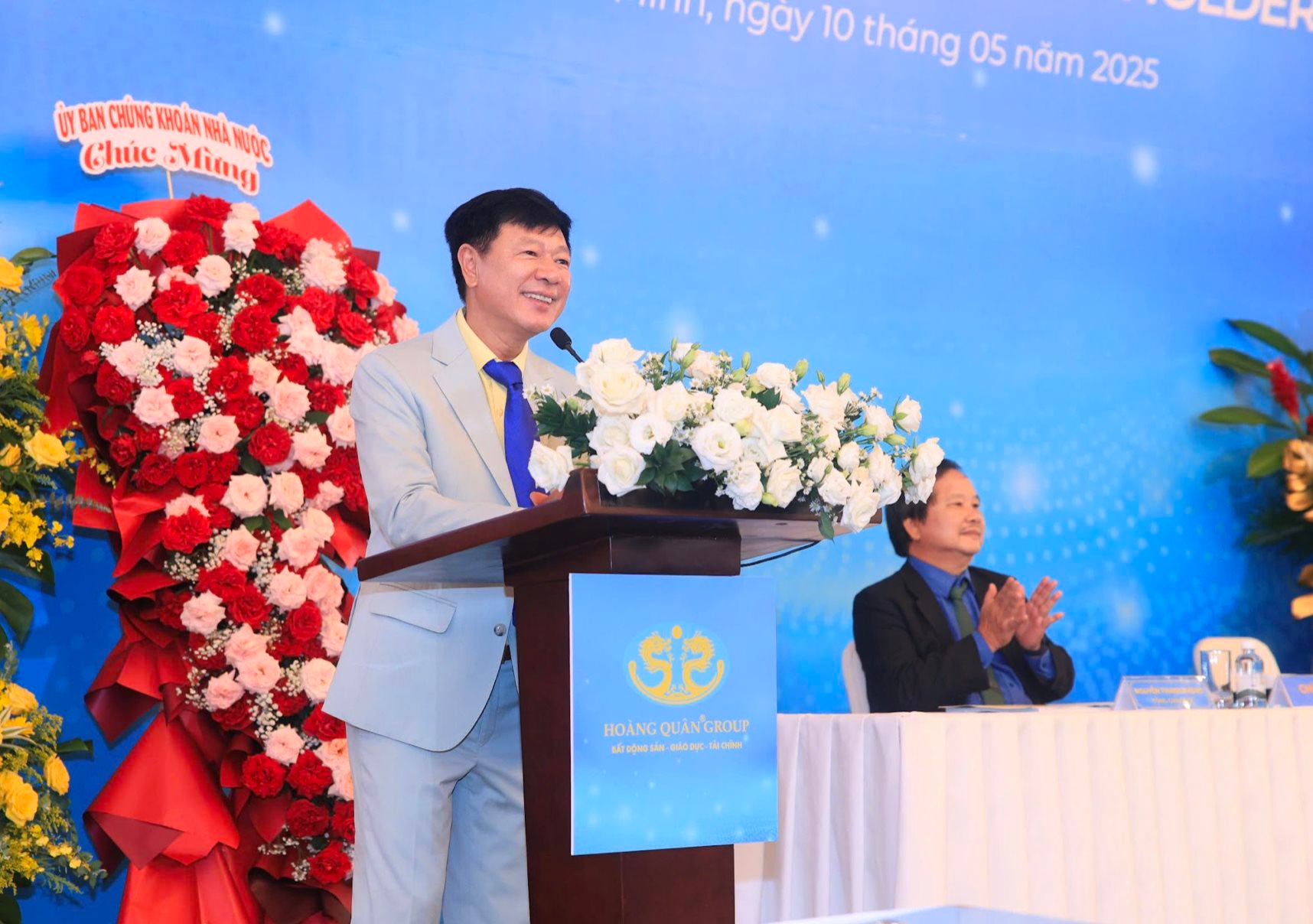 Chủ tịch Địa ốc Hoàng Quân lần đầu đưa 3 người con lộ diện, nói về điều khó khi phải ‘trả nợ’ cam kết 40.000 căn nhà ở xã hội