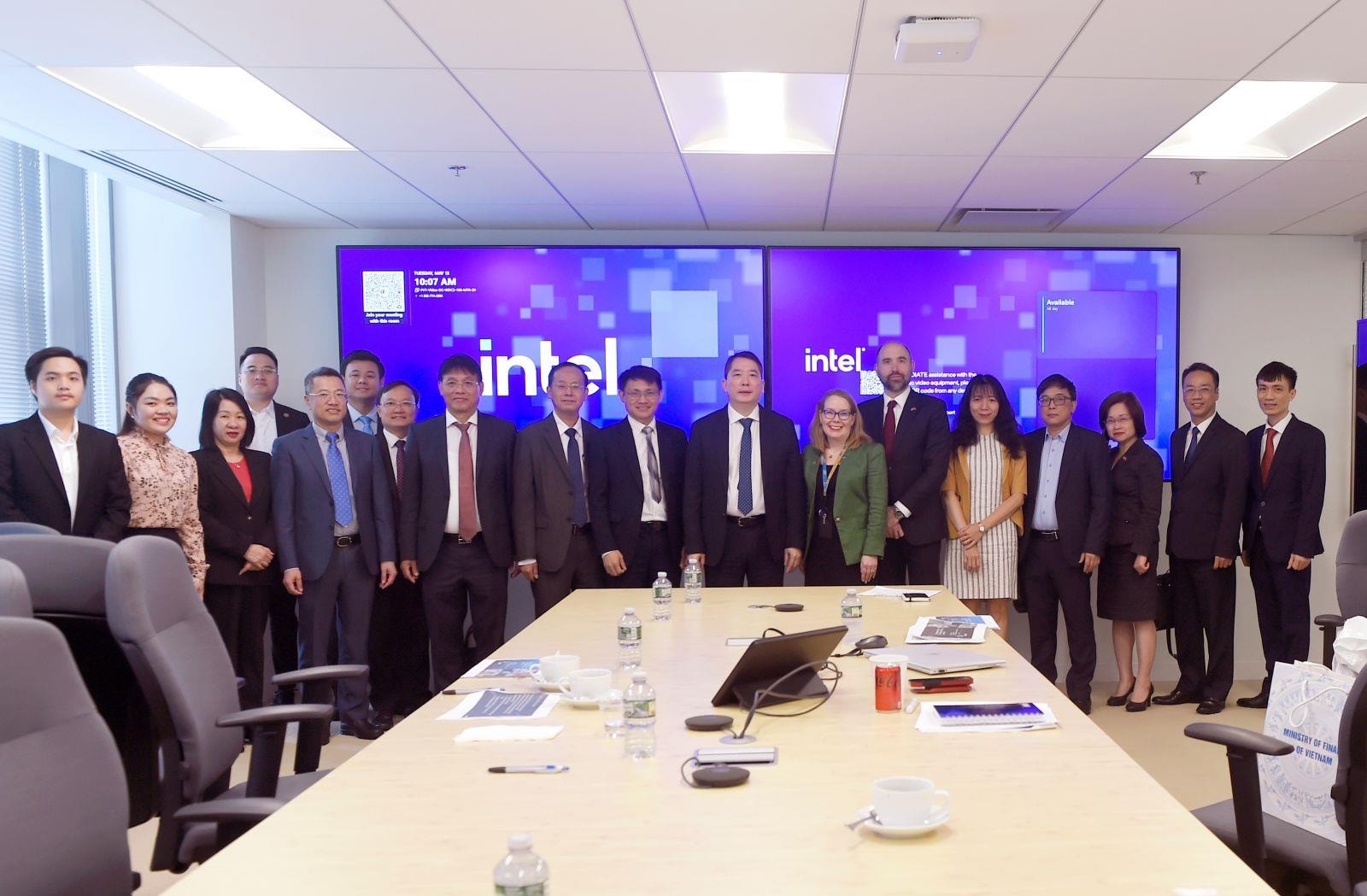 Thứ trưởng Bộ Tài chính đề nghị Intel lập trung tâm R&D tại Việt Nam ở Khu Công nghệ cao Hòa Lạc