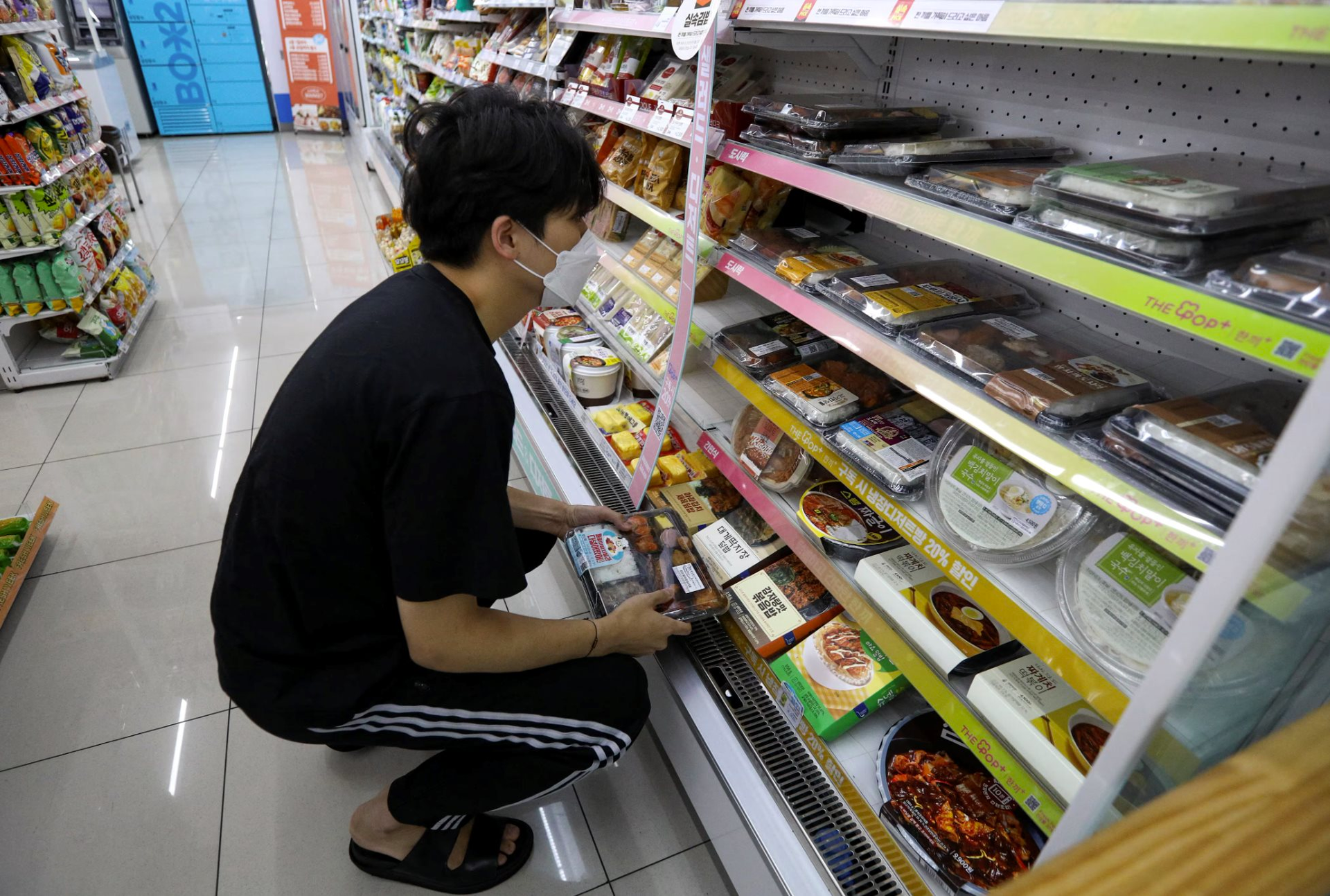 Nền kinh tế lớn thứ 4 châu Á 'báo động đỏ': 200.000 doanh nghiệp đóng cửa trong 2 tháng, nhiều người dân nợ nần, phải mua đồ ăn sắp hết hạn