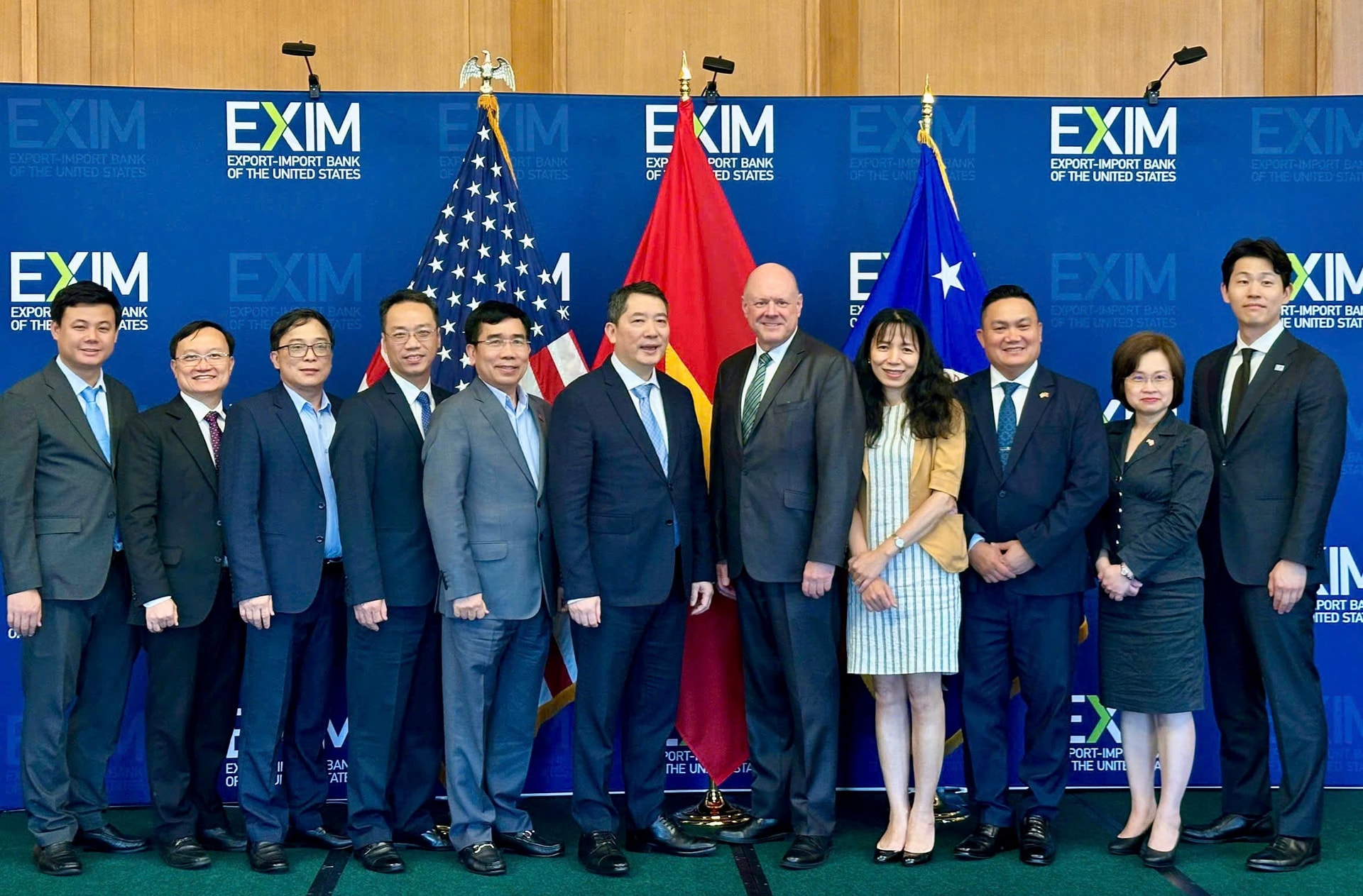 luu-niem-eximbank.jpg