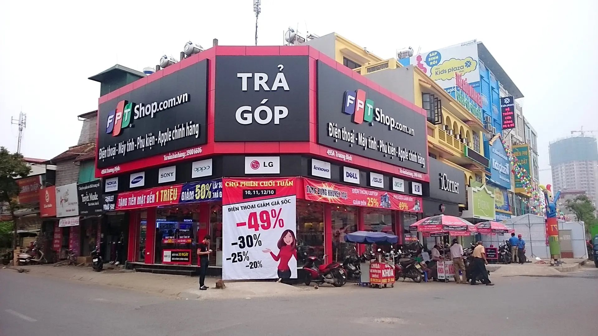 FPT Shop bắt tay Vietcombank biến hơn 600 cửa hàng trở thành "cây ATM" rút, chuyển tiền