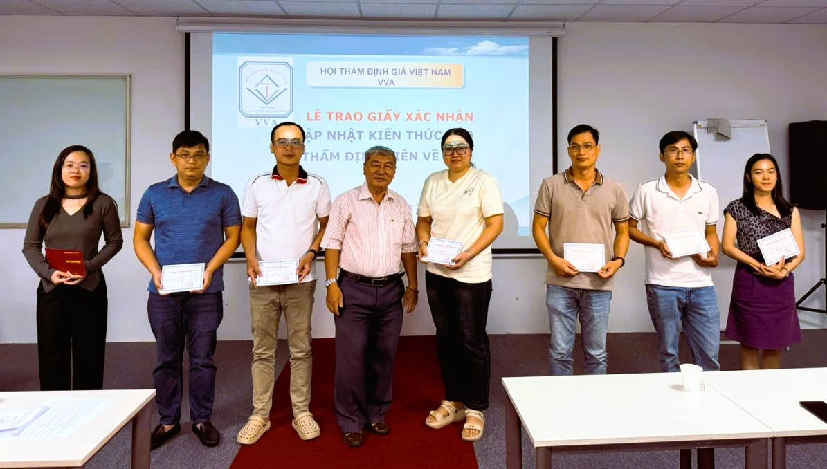 Bế giảng lớp cập nhật kiến thức về nghiệp vụ thẩm định giá CN2025.07