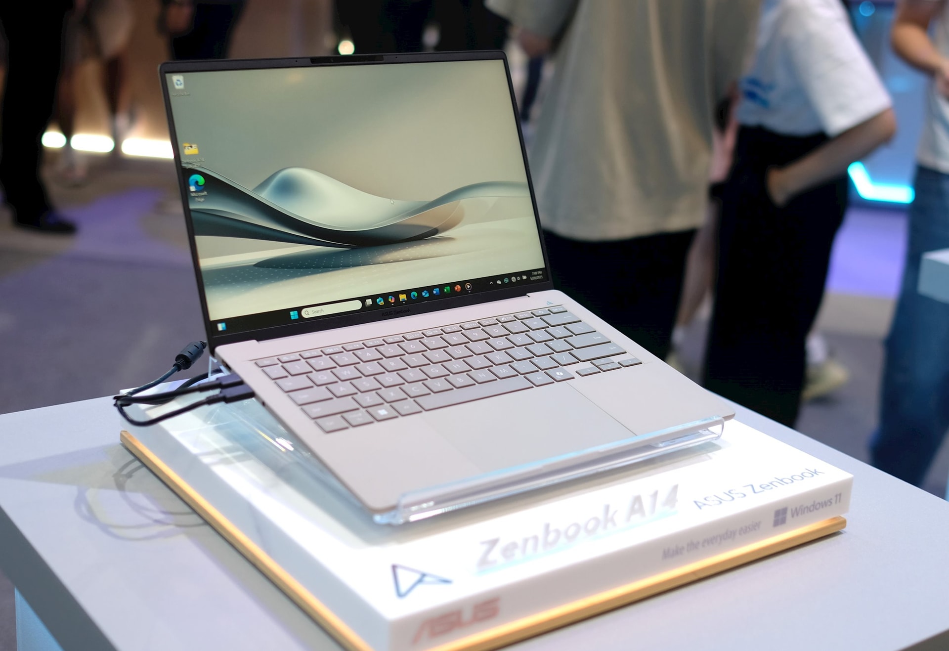 Cận cảnh mẫu laptop siêu mỏng nhẹ, dùng vật liệu đặc biệt của Asus tại Computex 2025