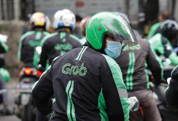 Chạy Grab, Gojek được 200k/ngày mà mỗi cuốc xe bị "cắt máu" đến 20%: Làm nghề này ở đây là khổ hay sướng?
