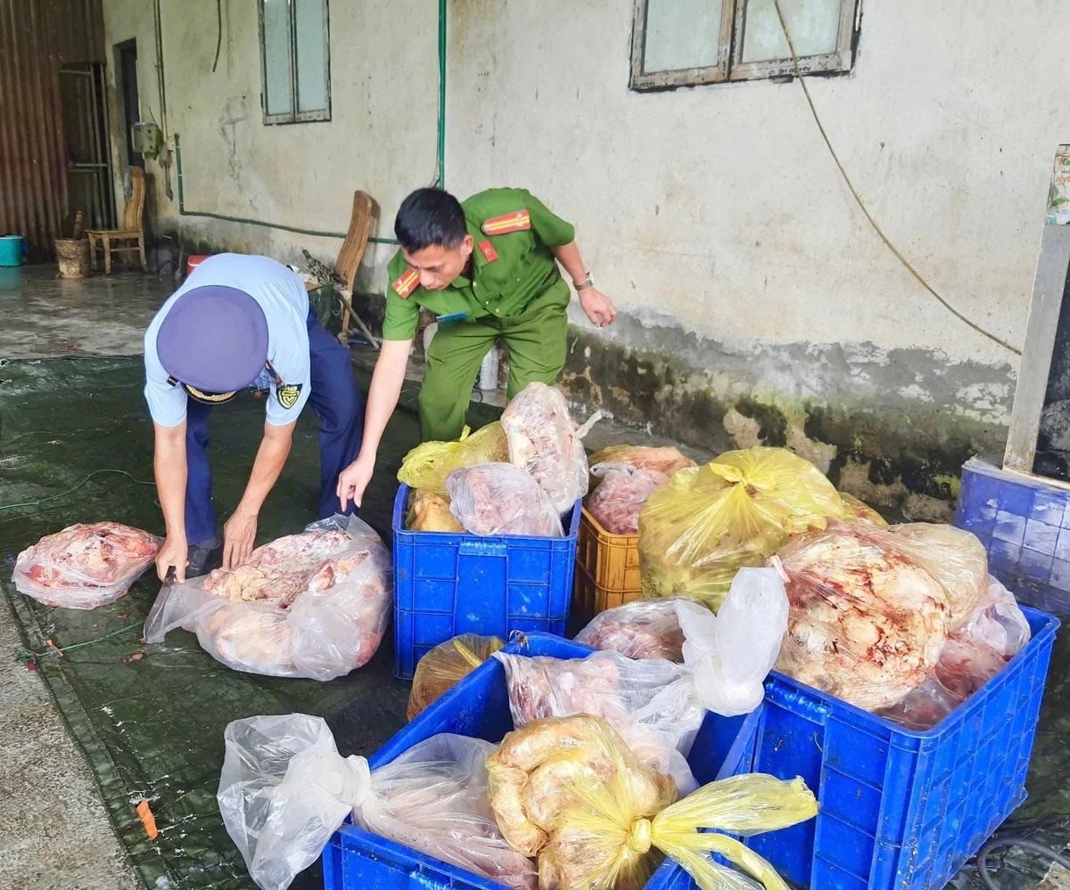 Một hộ kinh doanh trữ gần 4 tấn thực phẩm bốc mùi hôi thối
