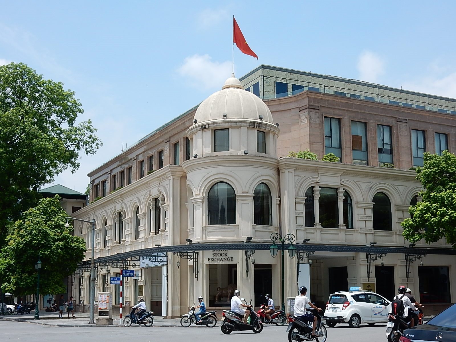 Chỉ số chứng khoán Việt Nam vào top tốt nhất thế giới, vượt qua cả Mỹ và loạt nước ASEAN