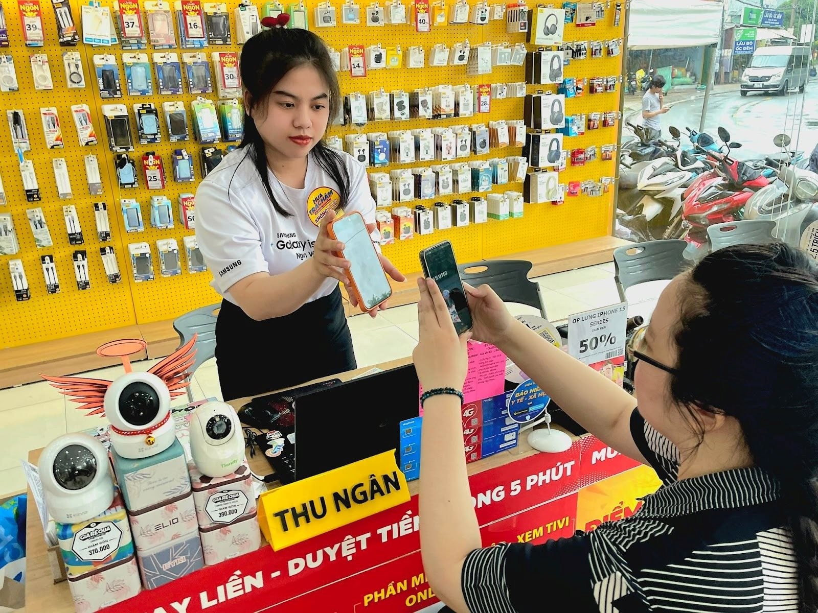 Nhiều chuỗi khác bắt đầu tham chiến mảng nạp - rút - chuyển tiền ngân hàng, Thế Giới Di Động có lo ngại?