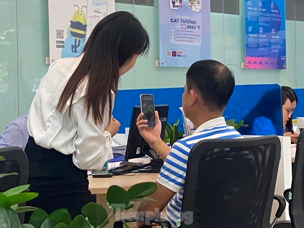 NHNN: Dừng mọi giao dịch tài khoản doanh nghiệp nếu chưa sinh trắc học