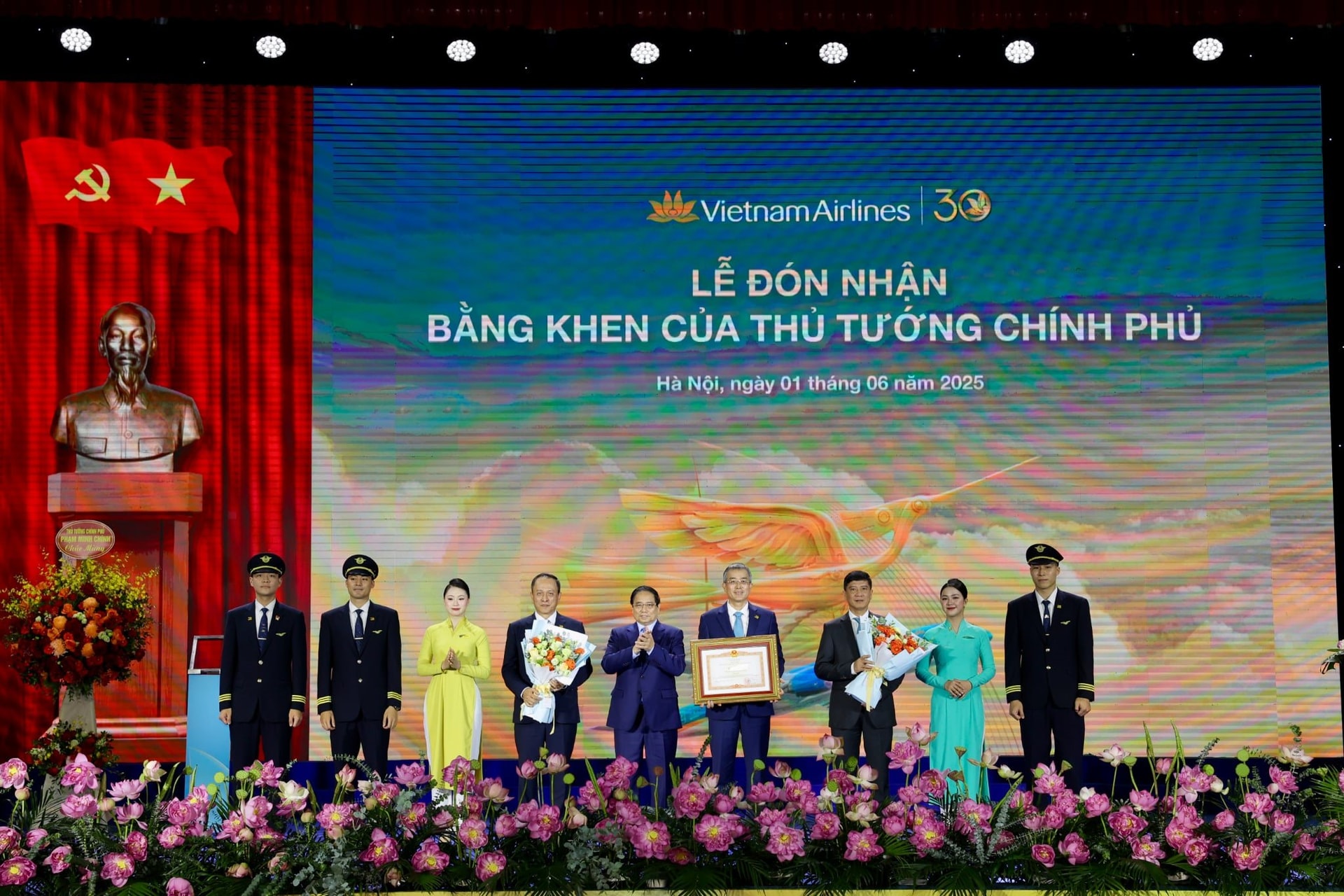 Dấu ấn 30 năm: Vietnam Airlines vinh dự nhận bằng khen của Thủ tướng Chính phủ 