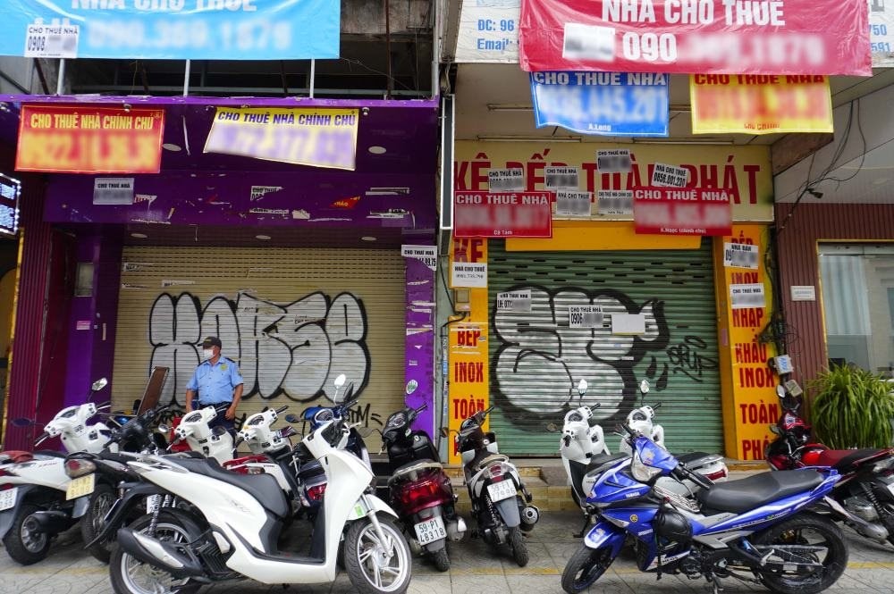 Hàng quán tại Tp.HCM vẫn thi nhau đóng cửa, trả mặt bằng