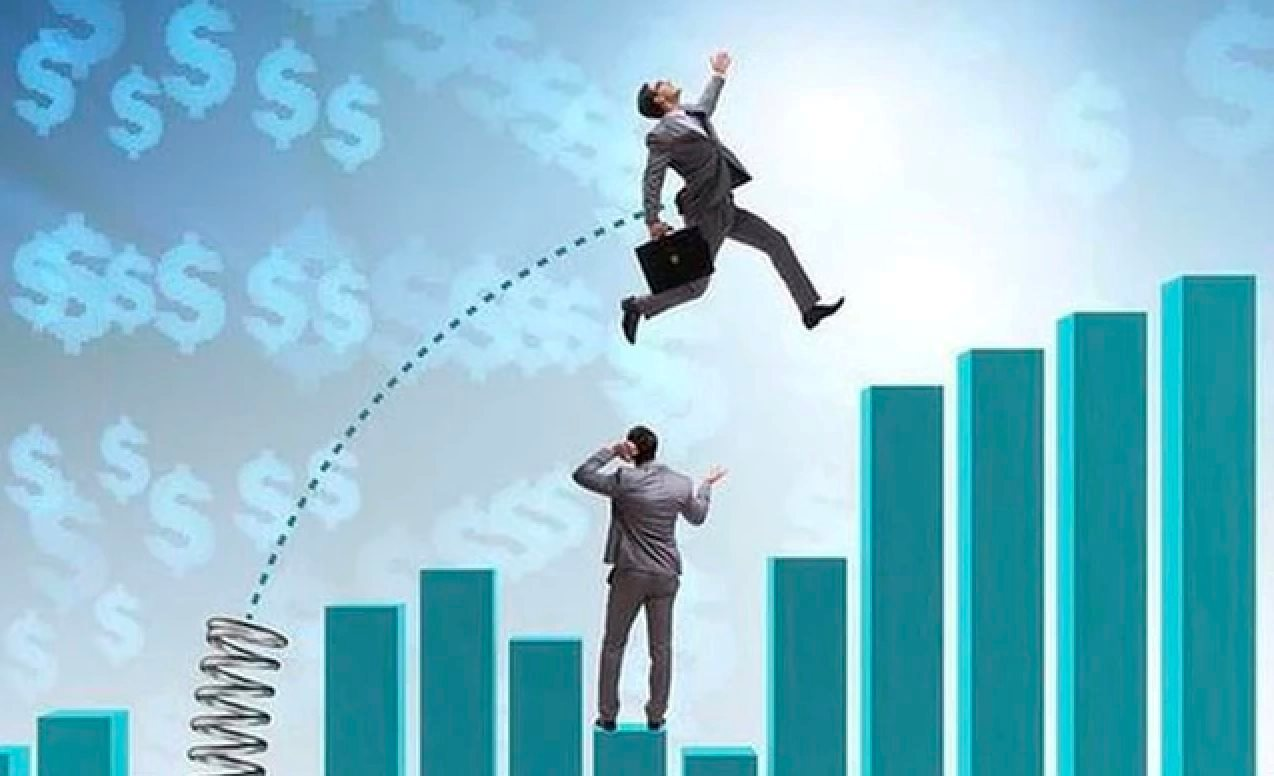 Cổ phiếu chứng khoán “thăng hoa”, VN-Index tiến sát mốc 1.350 điểm