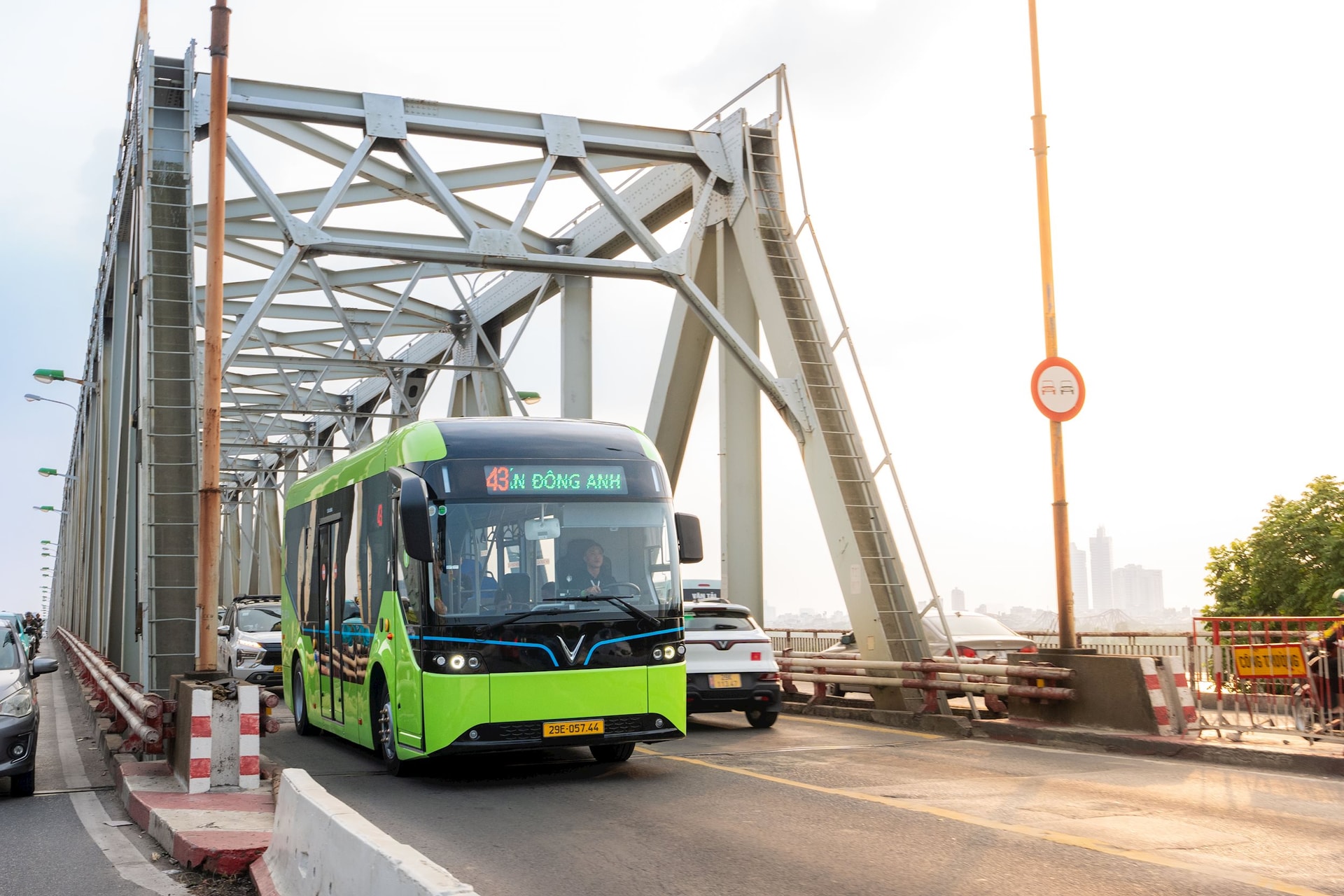Hà Nội khai trương tuyến xe bus điện mới, công ty của tỷ phú Phạm Nhật Vượng tiến thêm một bước trên hành trình “Vì Thủ đô trong xanh”