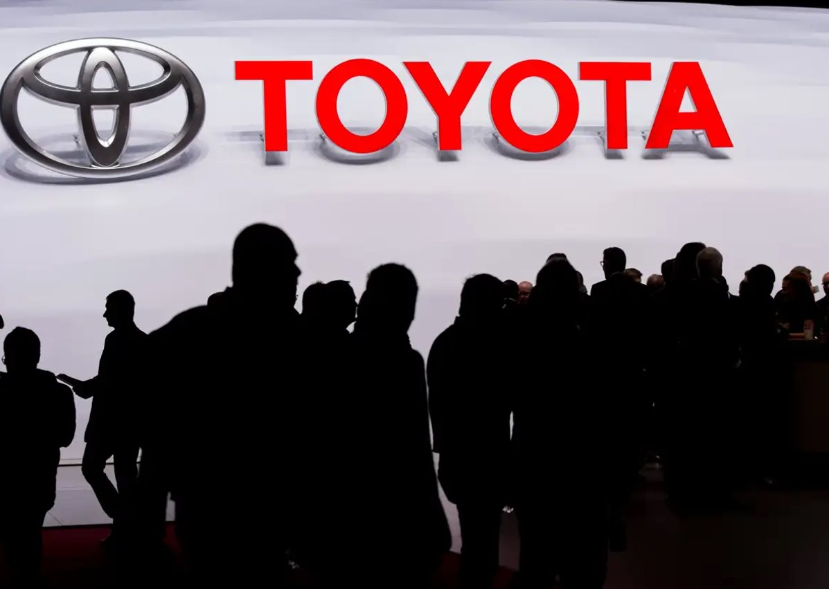 Nữ bồi bàn 30 tuổi thăng tiến thần tốc thành thư ký riêng của Chủ tịch Toyota: Hé lộ những vết nứt chưa từng có bên trong đế chế xe hơi Nhật Bản