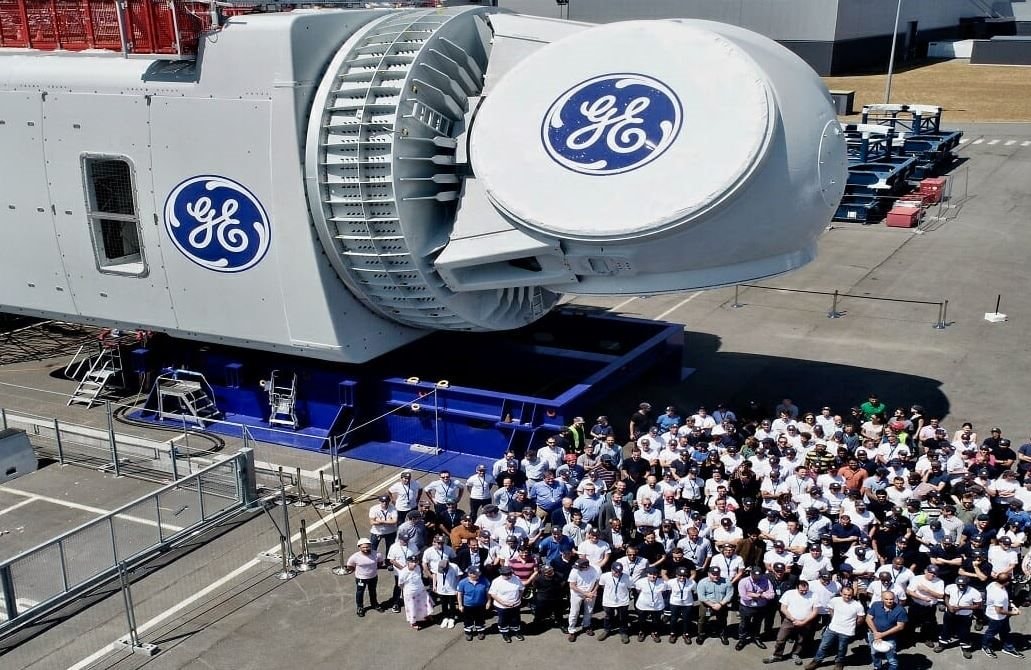General Electric – Khi 'người khổng lồ' phải tự cắt đôi chân mình: Bài học tái cấu trúc đau đớn nhưng cần thiết!