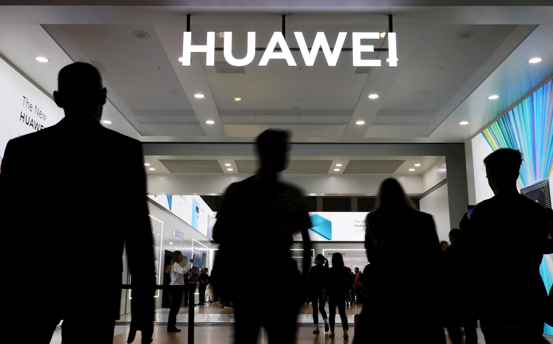 Huawei thừa nhận chưa thể sánh kịp đối thủ Mỹ, hé lộ hàng loạt khó khăn đằng sau hình ảnh ‘kẻ thách thức toàn cầu’ từng được miêu tả
