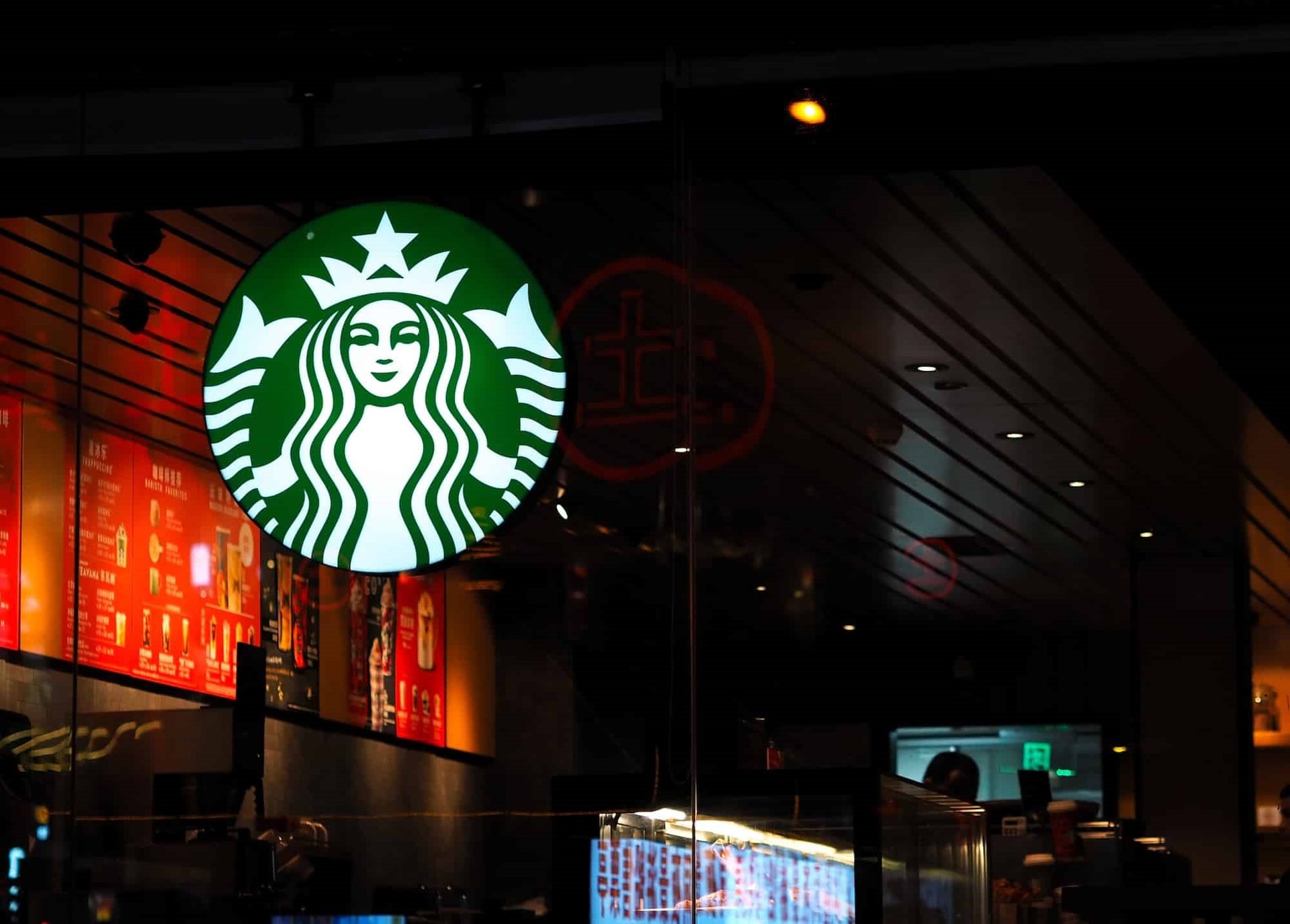 Kinh tế khó khăn, Starbucks phải giảm giá đồ uống xuống còn hơn 80 nghìn đồng, công thức ‘sang chảnh’ từng thành công trở thành ‘bùa đòi mệnh’