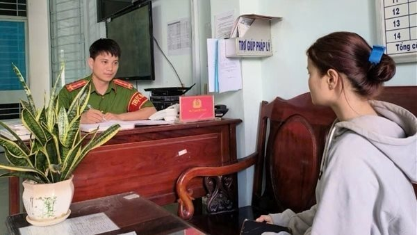 Chuyển khoản nhầm nhưng người nhận không chịu trả tiền, thủ tục làm đơn khiếu nại tới Công an thế nào?