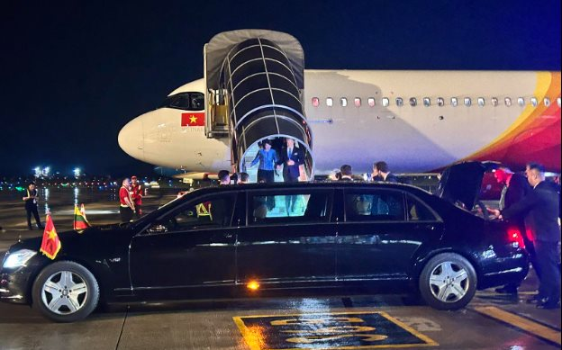 Tổng thống Litva đến Hà Nội trên chuyên cơ Vietjet