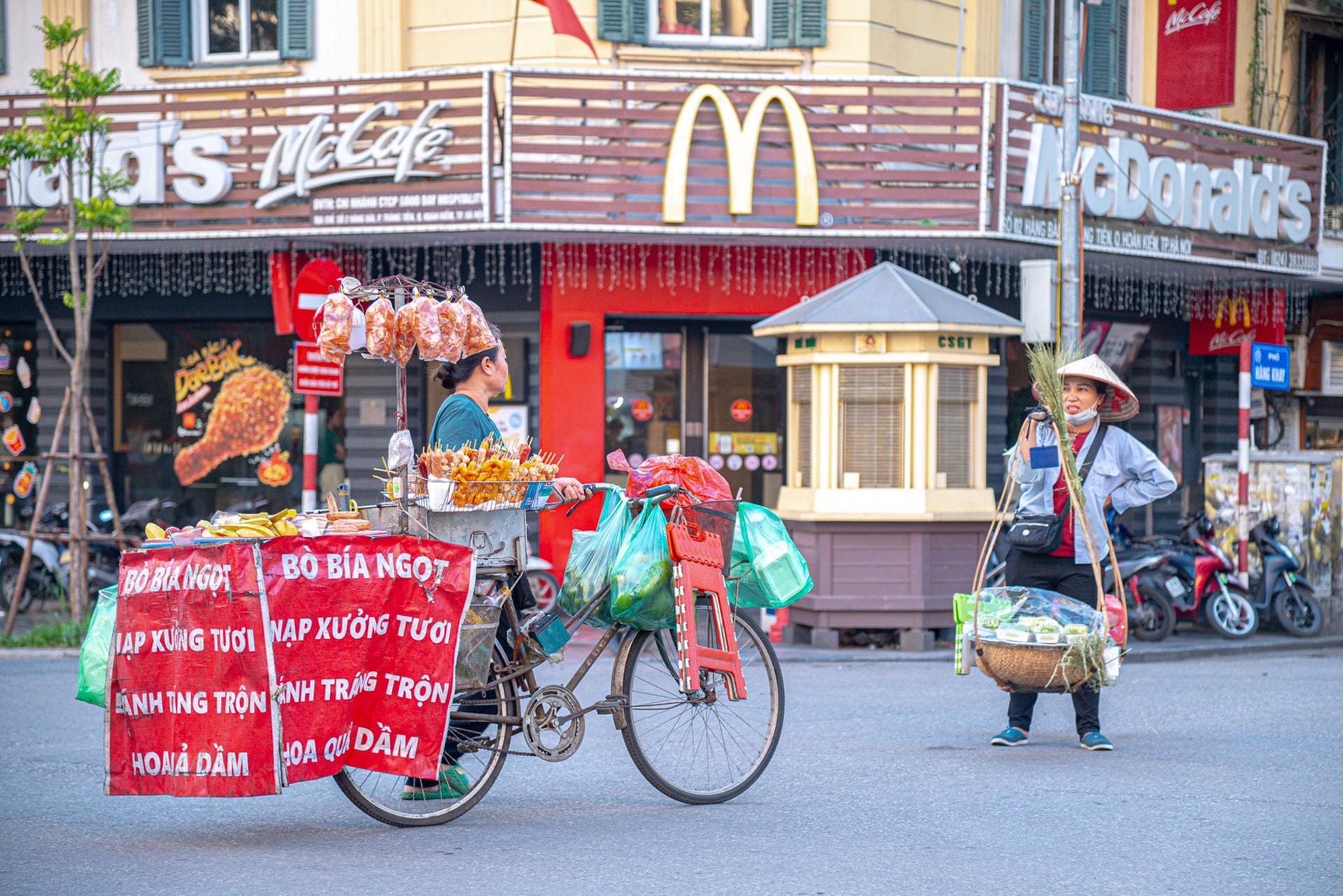 Nơi Starbucks sánh vai cùng trà đá, xiên que “bao vây” McDonald’s, bánh mì thịt xiên đặt trước Lotteria