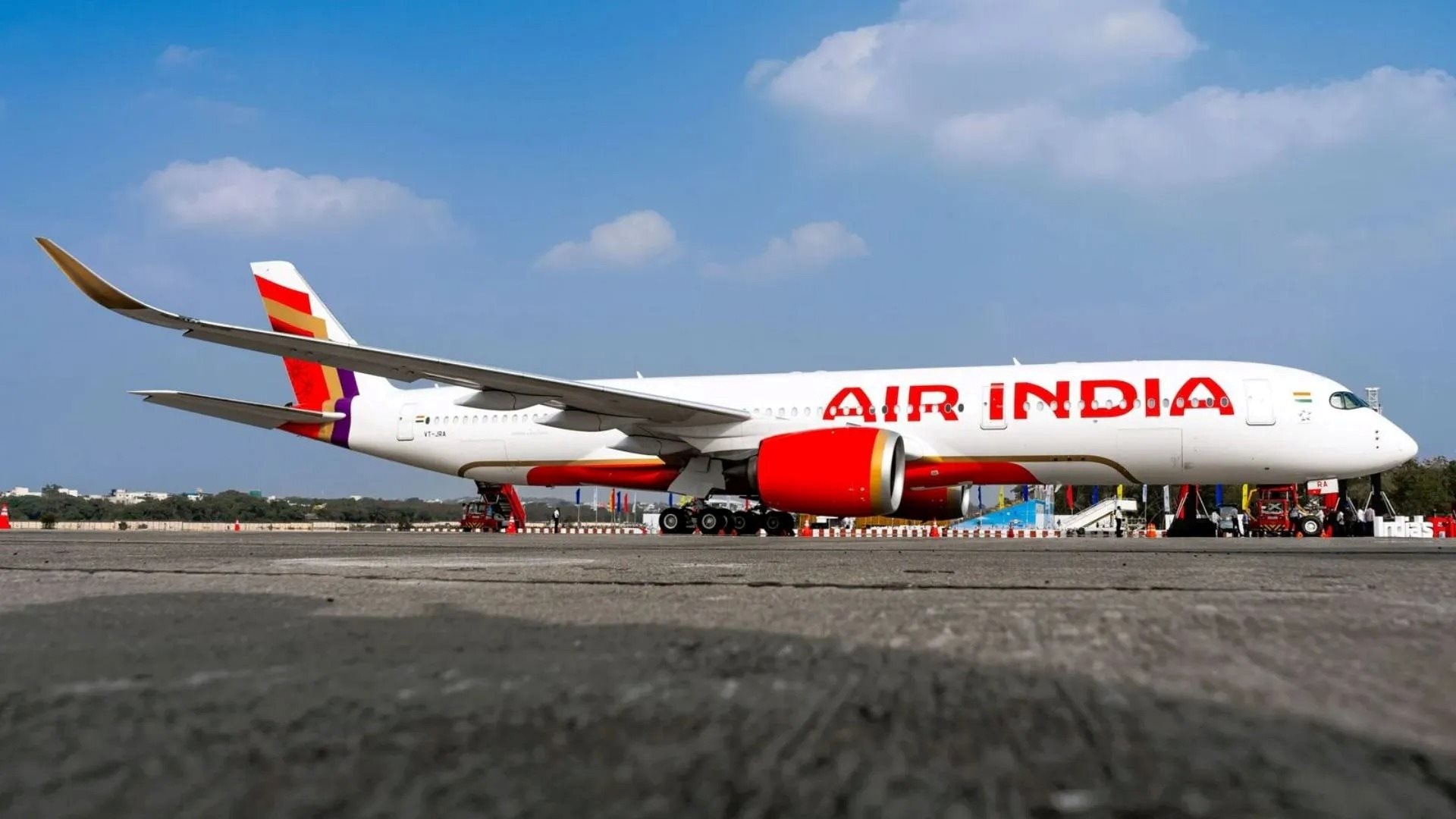 Máy bay chở 156 khách của Air India hạ cánh khẩn cấp vì bị đe dọa đánh bom