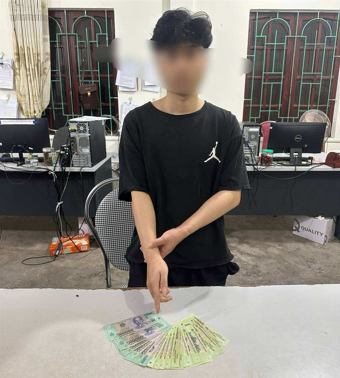 Thanh niên 2k1 lừa đảo một người phụ nữ 8 lần, bị Công an bắt quả tang khi đang nhận tiền