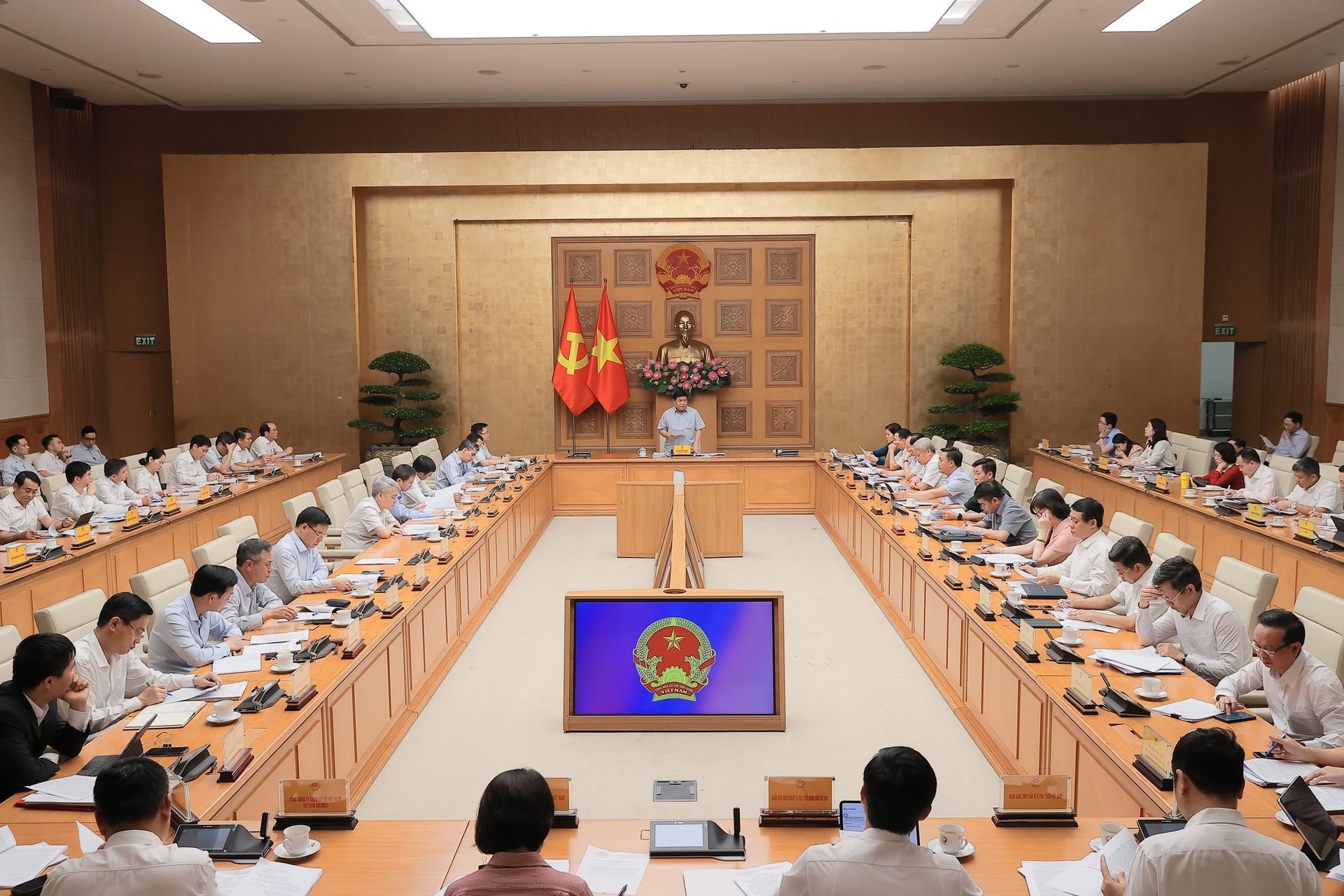 Nghiên cứu, đề xuất ban hành Nghị quyết của Bộ Chính trị về phát triển doanh nghiệp Nhà nước