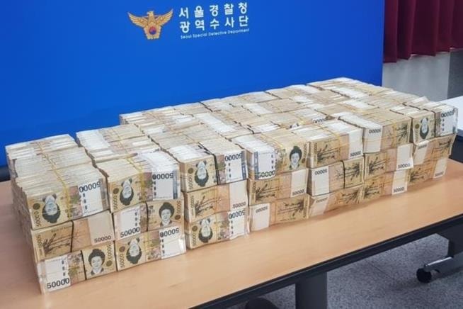 Tịch thu gần 80 tỷ tiền mặt giấu trong két sắt riêng của 1 CEO