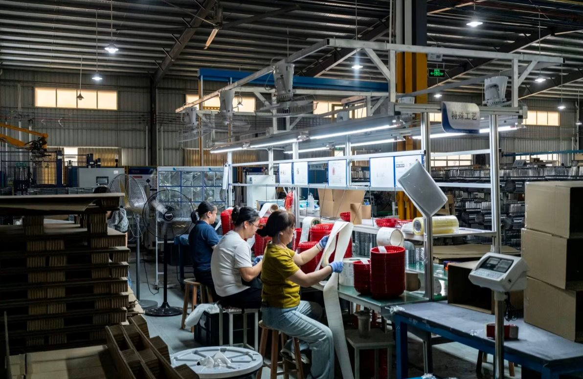 Nền kinh tế lớn thứ 2 thế giới đón 'tin buồn' giữa lúc căng thẳng thuế quan leo thang: Một loạt số liệu ảm đạm, tăng trưởng có thể giảm tốc mạnh