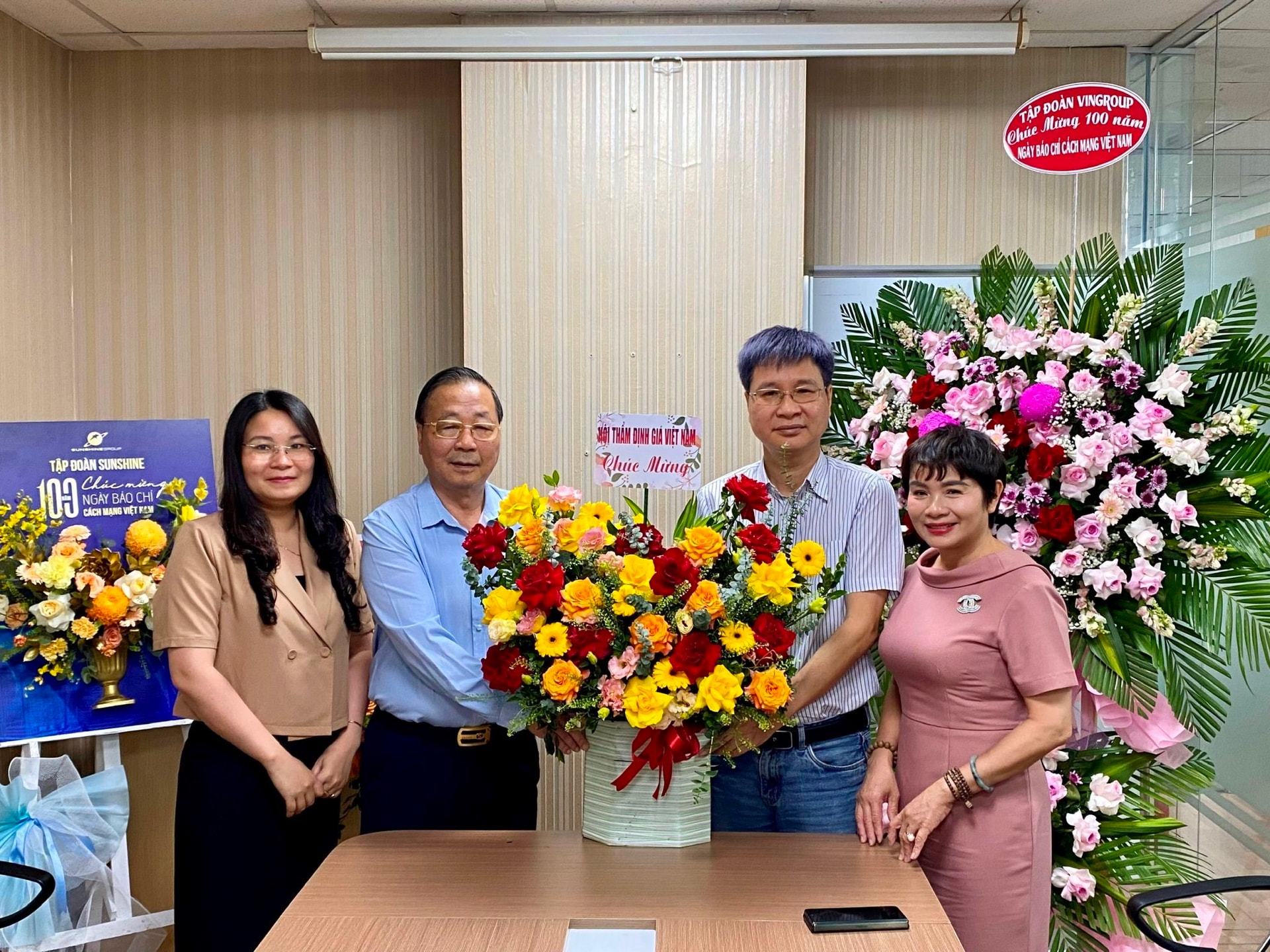 Lãnh đạo Hội Thẩm định giá Việt Nam đến thăm và chúc mừng Tạp chí điện tử Nhịp sống thị trường nhân kỷ niệm 100 năm báo chí cách mạng Việt Nam