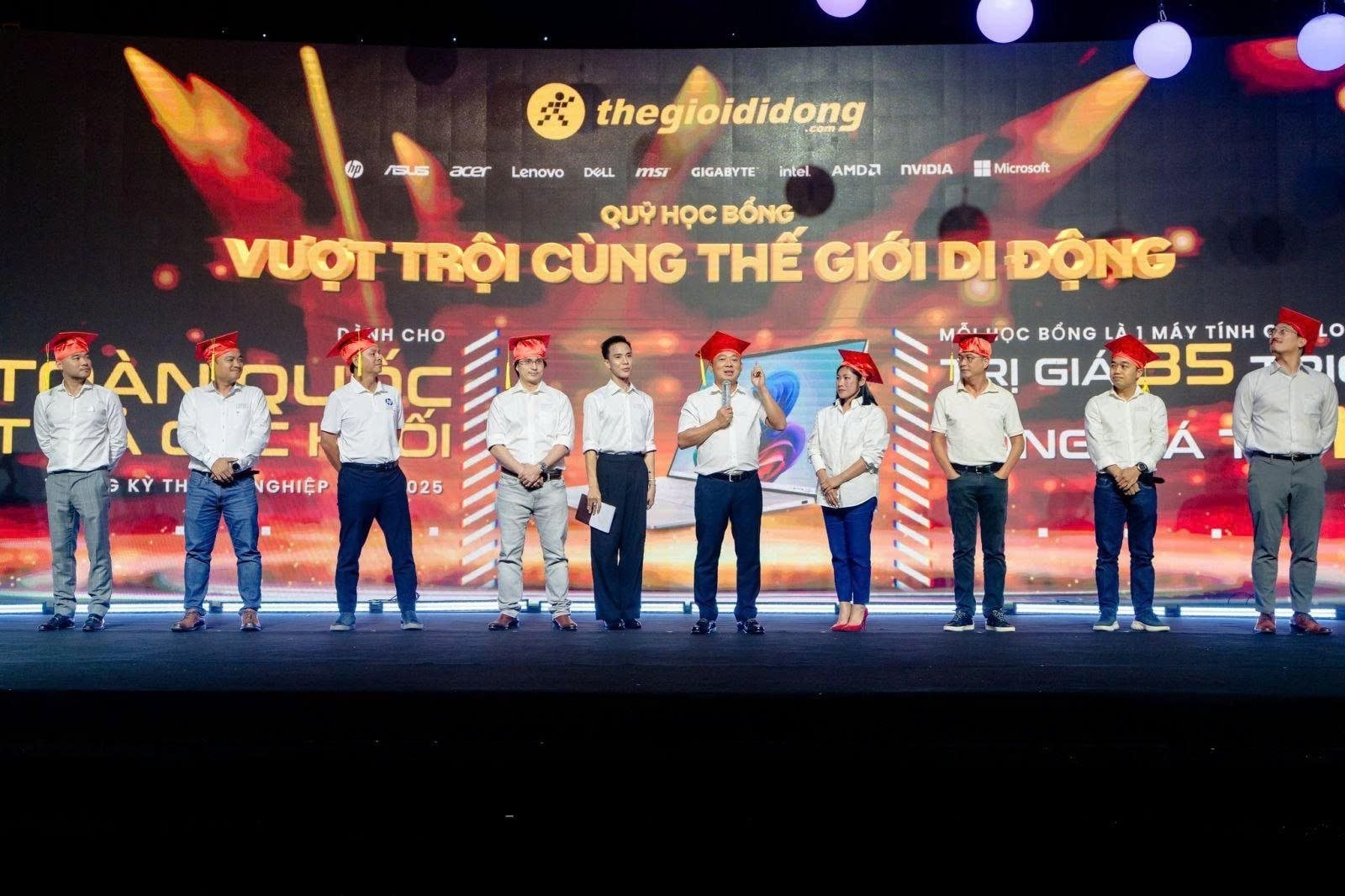 Thế Giới Di Động lập quỹ học bổng 1.5 tỷ đồng: Tiếp lửa cho sĩ tử mùa thi 2025