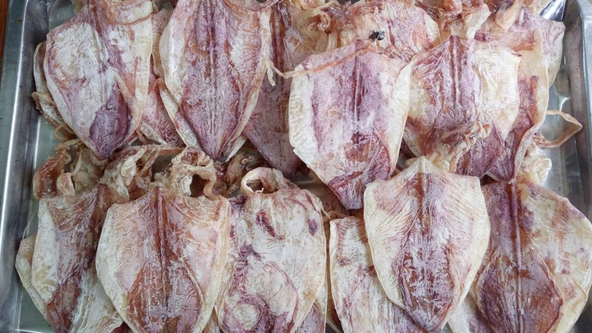 Đứng trước mặt chuyển khoản 500 triệu đồng mua 200kg mực nhưng người bán quyết không đưa hàng, cô gái 23 tuổi báo công an