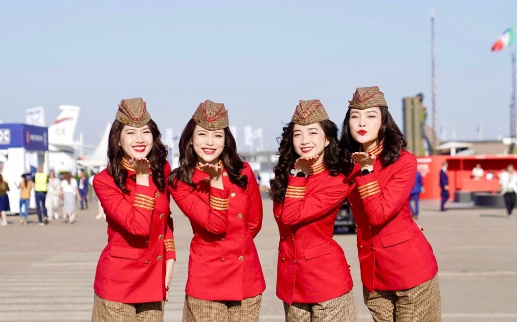 Tiếp viên hàng không Vietjet nổi bật giữa Paris Air Show 2025