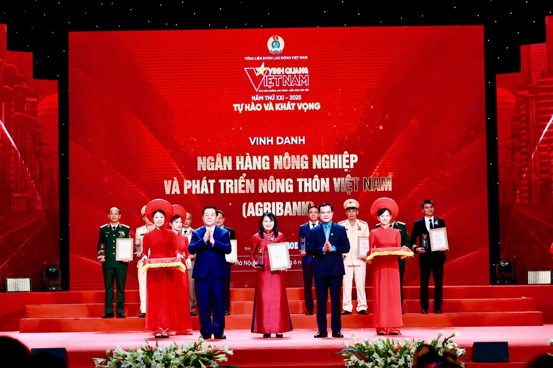 Agribank được vinh danh tại Chương Trình “Vinh Quang Việt Nam” 2025: Khẳng định vị thế trụ cột trong sự nghiệp phát triển “Tam nông”