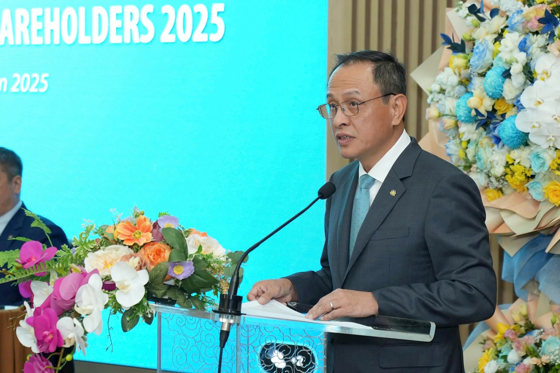 3.-vna-cam-ket-giu-vung-vai-tro-la-hang-hang-khong-quoc-gia-hang-dau-cung-cap-dich-vu-chat-luong-cao-gop-phan-phat-trien-kinh-te-va-khang-dinh-vi-the-cua-viet-nam(1).jpg