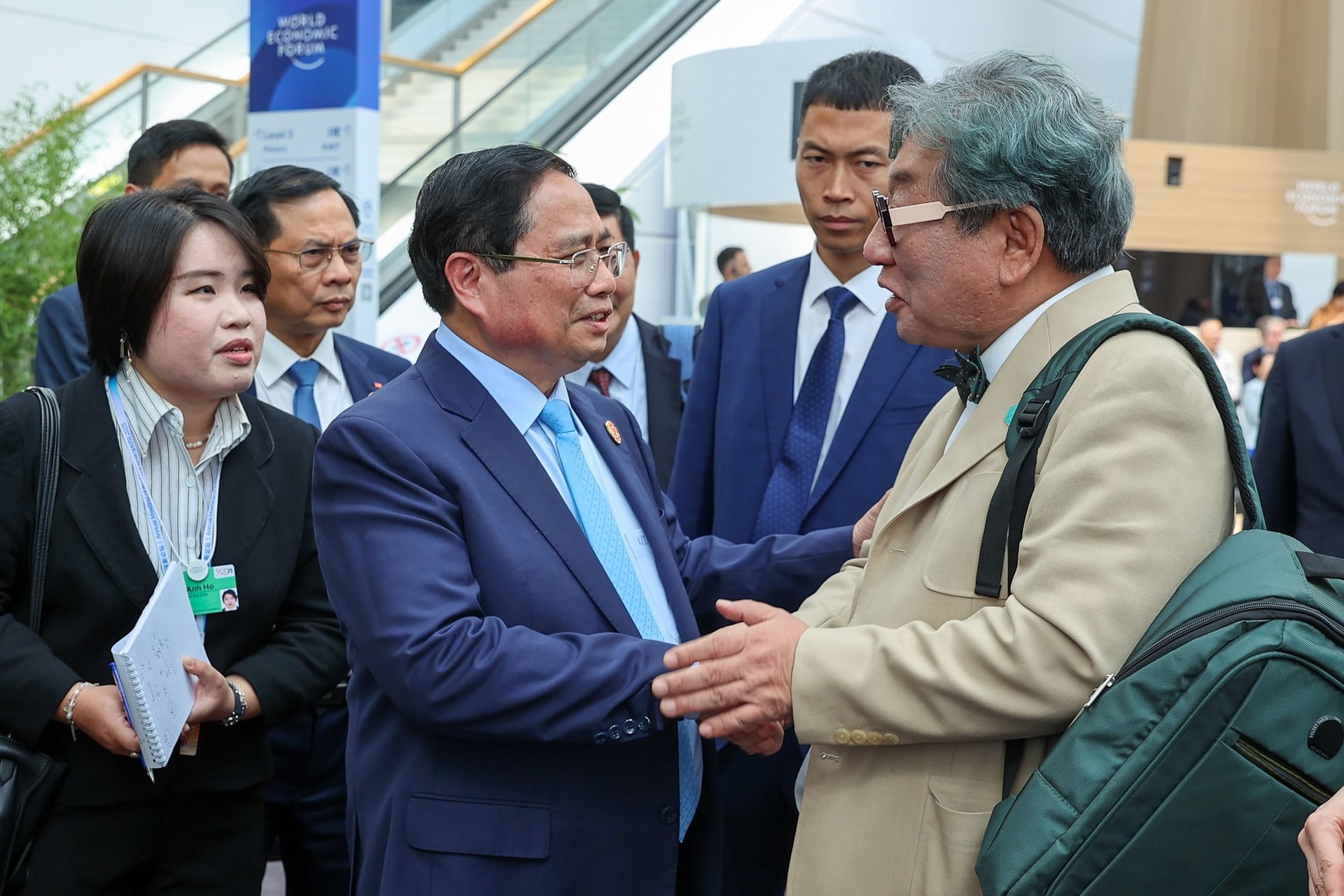 Đối thoại với Chủ tịch WEF, Thủ tướng tiết lộ bí quyết giúp Việt Nam đặt mục tiêu tăng trưởng kinh tế 8%