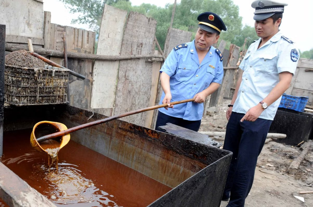 Lãnh án tử hình vì bán dầu thải: Hé lộ góc tối đáng sợ và cú ngoặt cho cuộc chiến chống "dầu cống rãnh" len lỏi vào những bữa cơm của cả tỷ người
