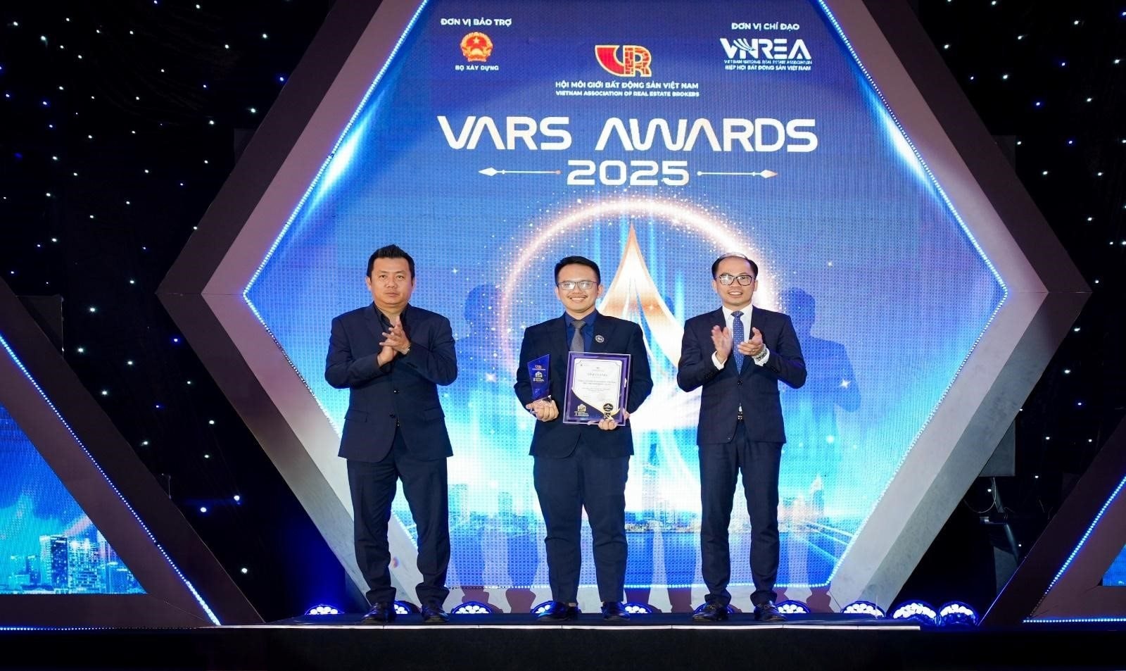 Batdongsan.com.vn được vinh danh Top 1 Thương hiệu công nghệ bất động sản Việt Nam