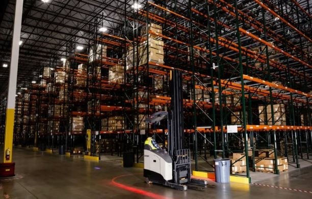 Amazon 'bá chủ' giấc mơ tự động hóa: 1 triệu robot làm việc ngày đêm khắp các cơ sở, số lượng sắp ngang bằng con người