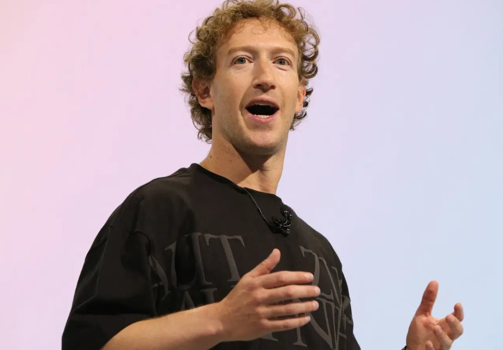Mark Zuckerberg tuyên chiến với cả làng công nghệ: 'Mua' Alexandr Wang với giá 15 tỷ USD là để giúp Meta tạo ra 'kỷ nguyên mới cho nhân loại'