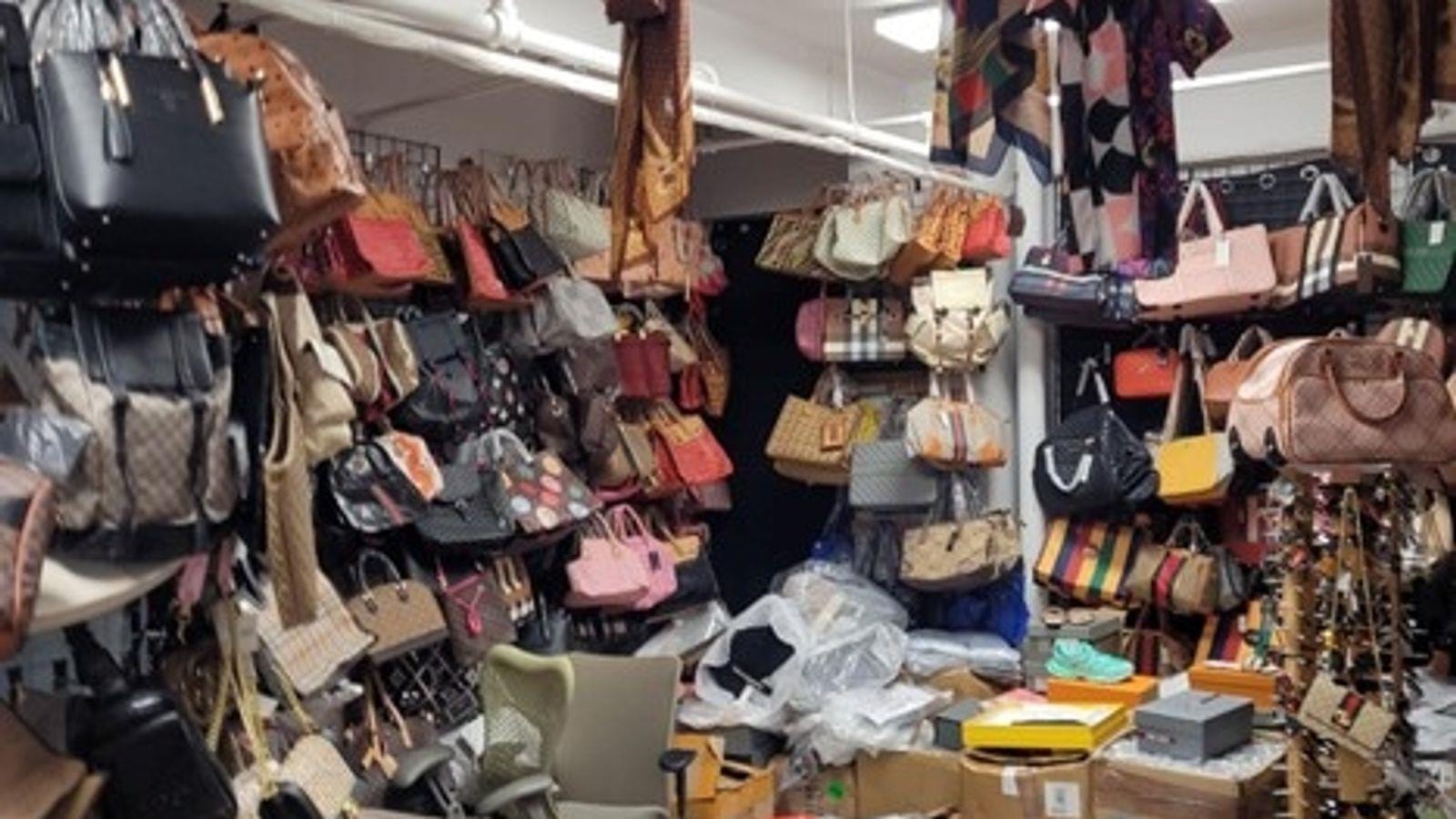 Đột kích kho hàng chứa toàn Louis Vuitton, Gucci, Chanel... "fake" chất thành đống, cảnh sát phanh phui vụ án hàng giả trị giá tới 26.000 tỷ đồng