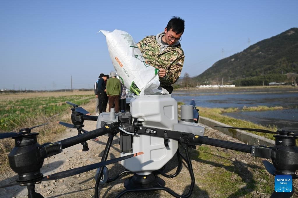 Nông dân Trung Quốc giờ “sướng như tiên”: Ngồi phòng điều hòa lái drone, điều khiển việc gặt lúa, cấy cày