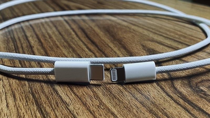 Người đàn ông dán dây sạc iPhone vào mũi giả bộ thở oxy khi điều trị ung thư, sơ hở rõ ràng nhưng đến cả tỷ phú cũng bị lừa chuyển tiền ủng hộ