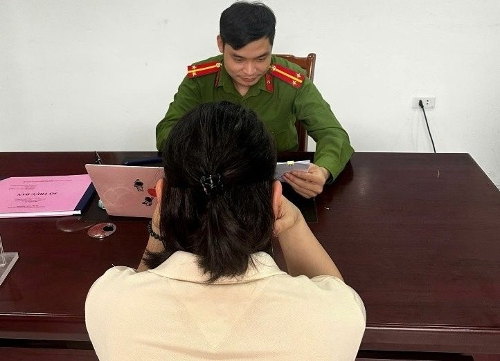 Mãi không rút được 2,1 tỷ đồng trong tài khoản, người phụ nữ báo công an