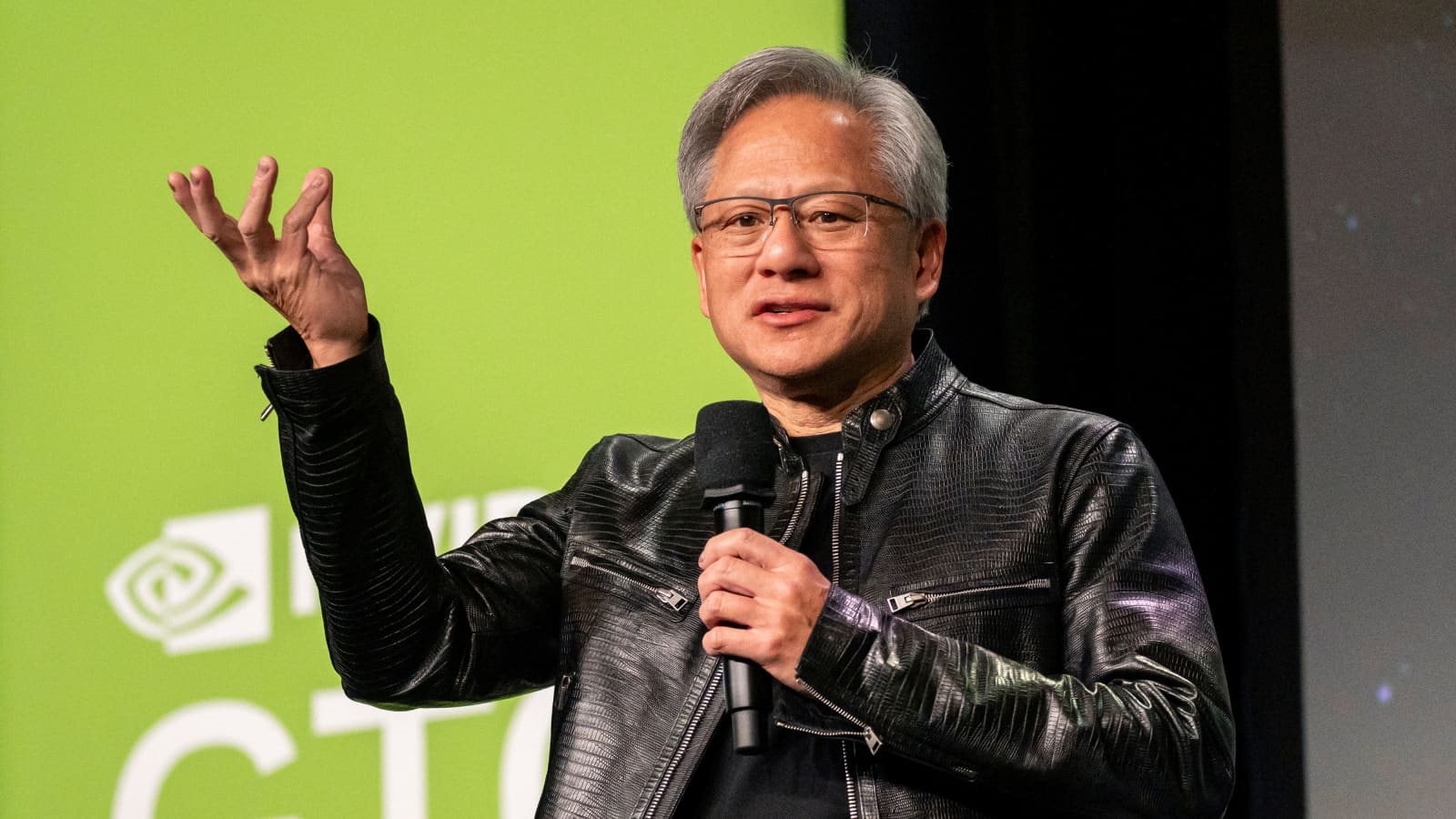 ‘Nhà buôn vũ khí’ AI đầu tiên đạt vốn hóa 4.000 tỷ USD: Kỳ tích vĩ đại của Jensen Huang đưa Nvidia trở thành trụ cột quyền lực mới ở thung lũng Silicon